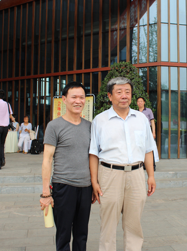 许建和老师和国家文物局原副局长、党组书记张柏在四川宜宾展览时合影