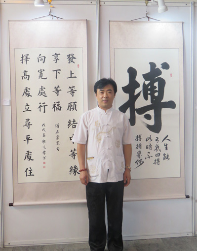 第二届“古建与书画之美”作品展活动作品前留影