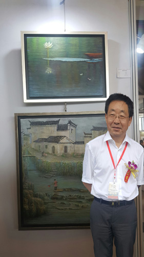 第二届“古建与书画之美”作品展活动中中国民族建筑研究会会长、国家民委计划财务司司长李春林在沈光宇老师作品前留影